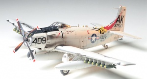 TAMIYA 61058 DOUGLAS A-1H SKYRAIDER U.S.NAVY